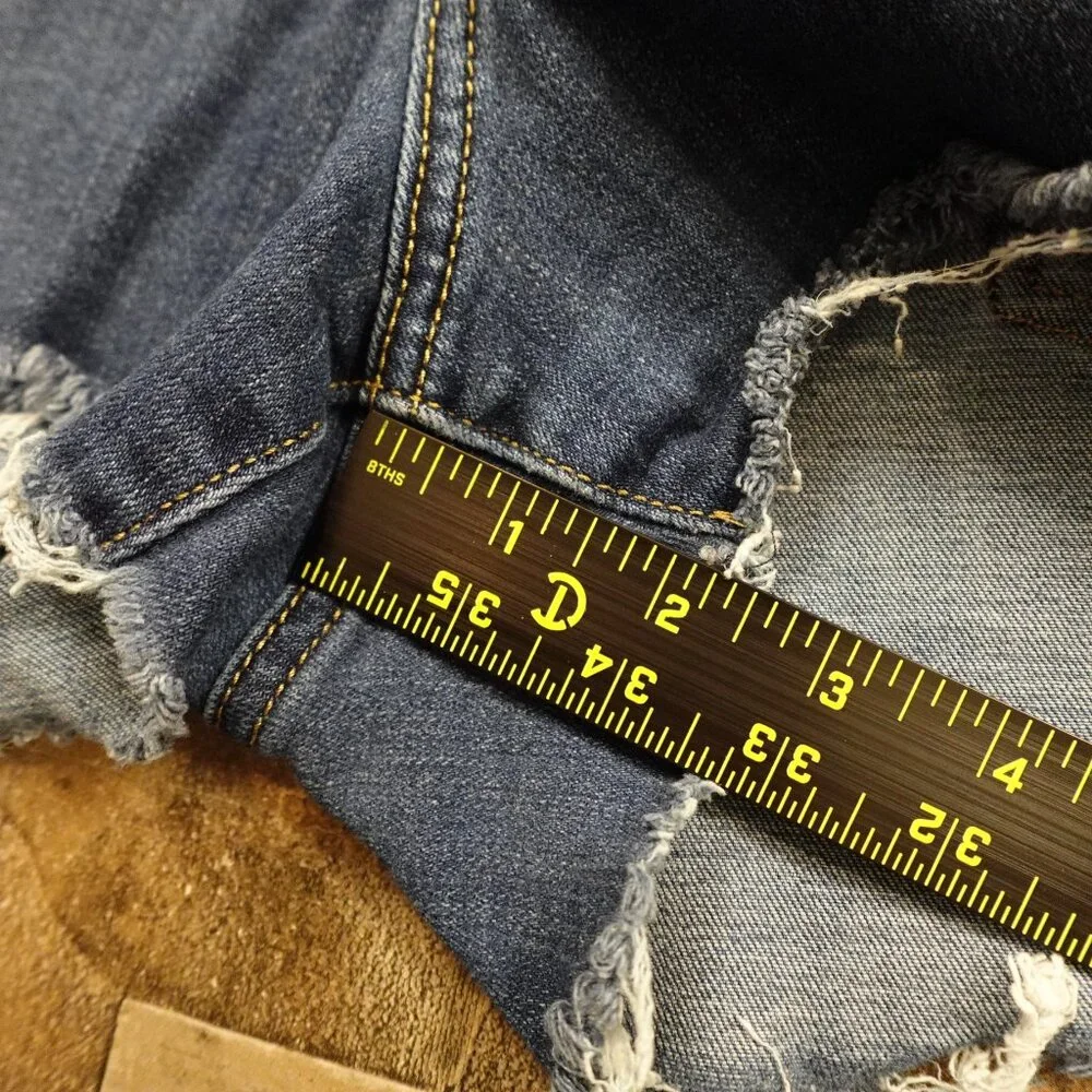 Levi’s‎ High Rise Denim Cutoff Shorts Women’s 33 Blue Raw Hem Distressed 2.5”